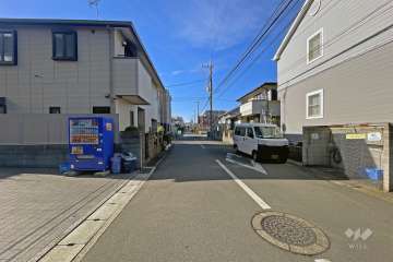 敷地の南側前面道路（西側から）