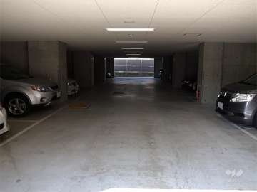 敷地内駐車場（屋内平面式）　他に屋内機械式もあります。
