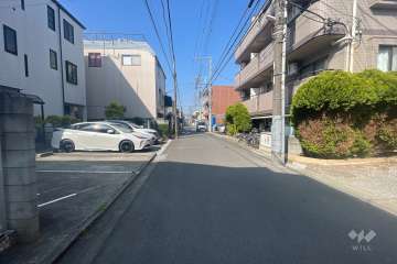 敷地北側の前面道路（東側から）