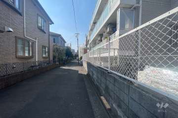 敷地東側の前面道路（北側から）