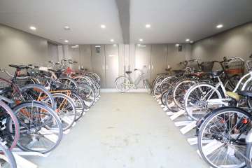 屋内に設けられた駐輪場