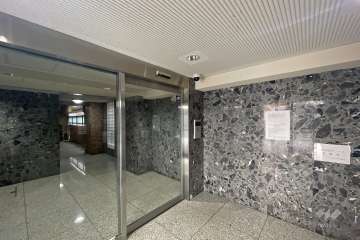 エントランスはオートロック付きです。