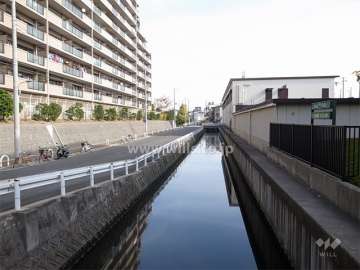 敷地の南東側には水路が流れています。