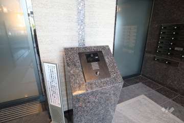 エントランスはオートロック付きです。