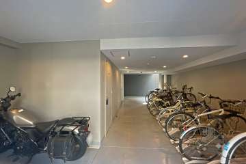 屋内に設けられた駐輪場