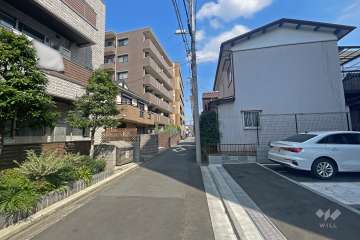 敷地北側の前面道路（西側から）