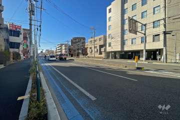 敷地北西側の前面道路（北東側から）
