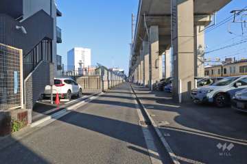 敷地南西側の前面道路（北西側から）