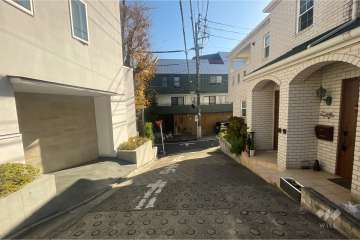 敷地北東側の前面道路（北西側から）