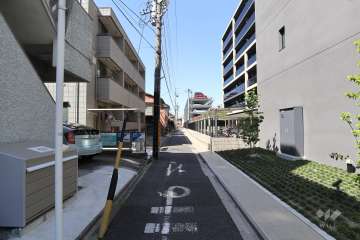 敷地西側の前面道路
