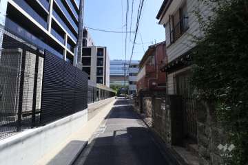 敷地西側の前面道路