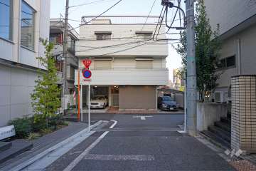 敷地南側の前面道路（西側から）