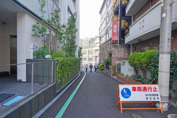 敷地東側の前面道路（南側から）