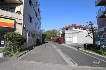 敷地南側の前面道路（西側から）