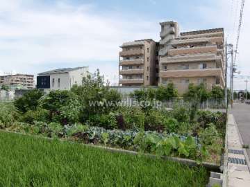 マンション北側。周辺はのどかな雰囲気の住宅地です。