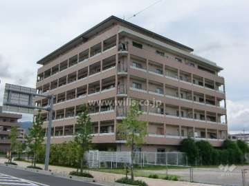 ロイヤル西宮北口の外観（南東側から）