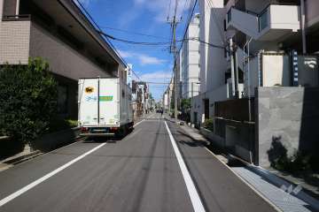 敷地北側の前面道路（西側から）