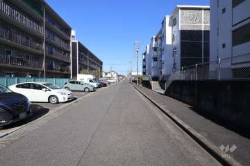 敷地北側の前面道路（東側から）