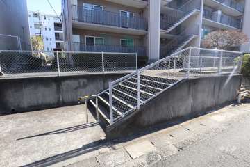 桃山第3住宅14号棟の南側階段