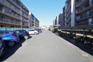 建物南側の通路（西側から）　