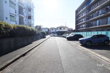 敷地南側の前面道路（東側から）