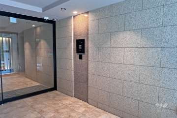 エントランスはオートロック付きです。