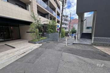 敷地南西側の前面道路（北西側から）