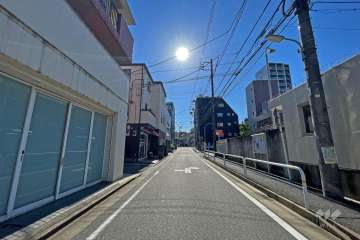 敷地北側の前面道路（東側から）