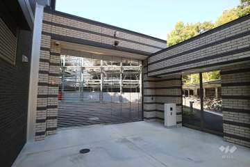 駐車場の出入り口(シャッターゲート付き)