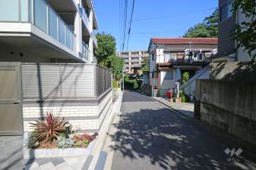 敷地東側の前面道路(南側から)