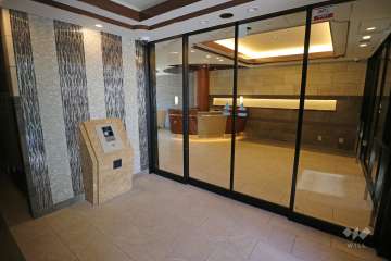 エントランスはオートロック付きです。