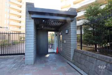 エントランスはオートロック付きです。