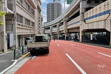 敷地西側の前面道路（北側から）