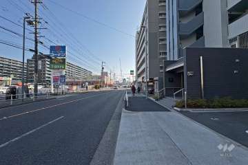 敷地北側の前面道路（西側から）