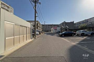 敷地南側の前面道路（西側から）