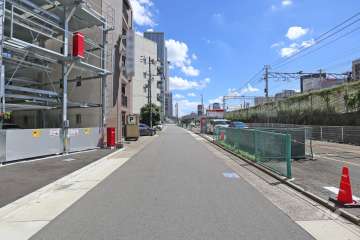 敷地東側の前面道路（南側から）