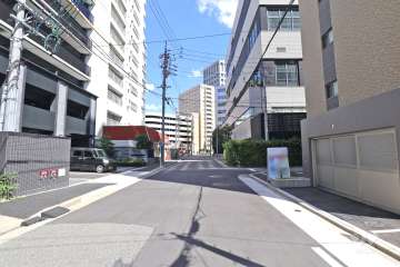 敷地西側の前面道路（南側から）