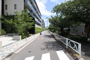 敷地西側の前面道路