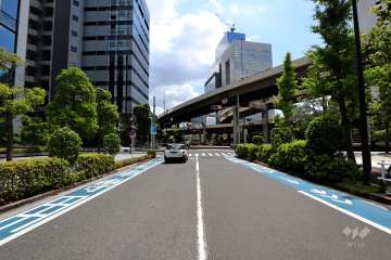 敷地南東側の前面道路（北東側から）