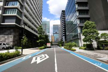 敷地南東側の前面道路（南西側から）