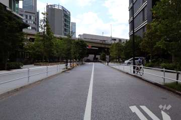 敷地北東側の前面道路（南東側から）
