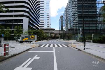 敷地北東側の前面道路（北西側から）