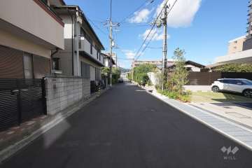 敷地西側の前面道路（南側から）