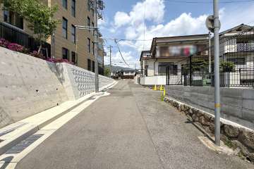 敷地東側の前面道路（南側から）