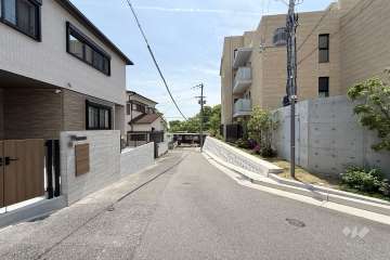 敷地東側の前面道路（北側から）