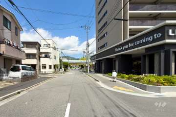敷地西側の前面道路（南側から）