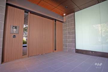 エントランスはオートロック付きです。