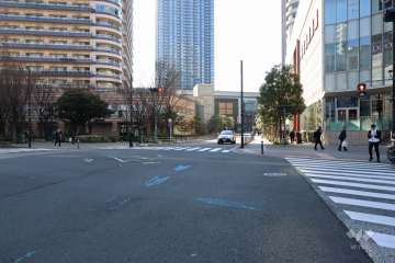 敷地西側の前面道路