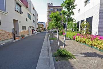 敷地西側の前面道路