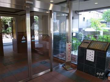 エントランスはオートロック付きです。
